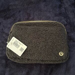 Lululemon Everywhere belt bag large fleece